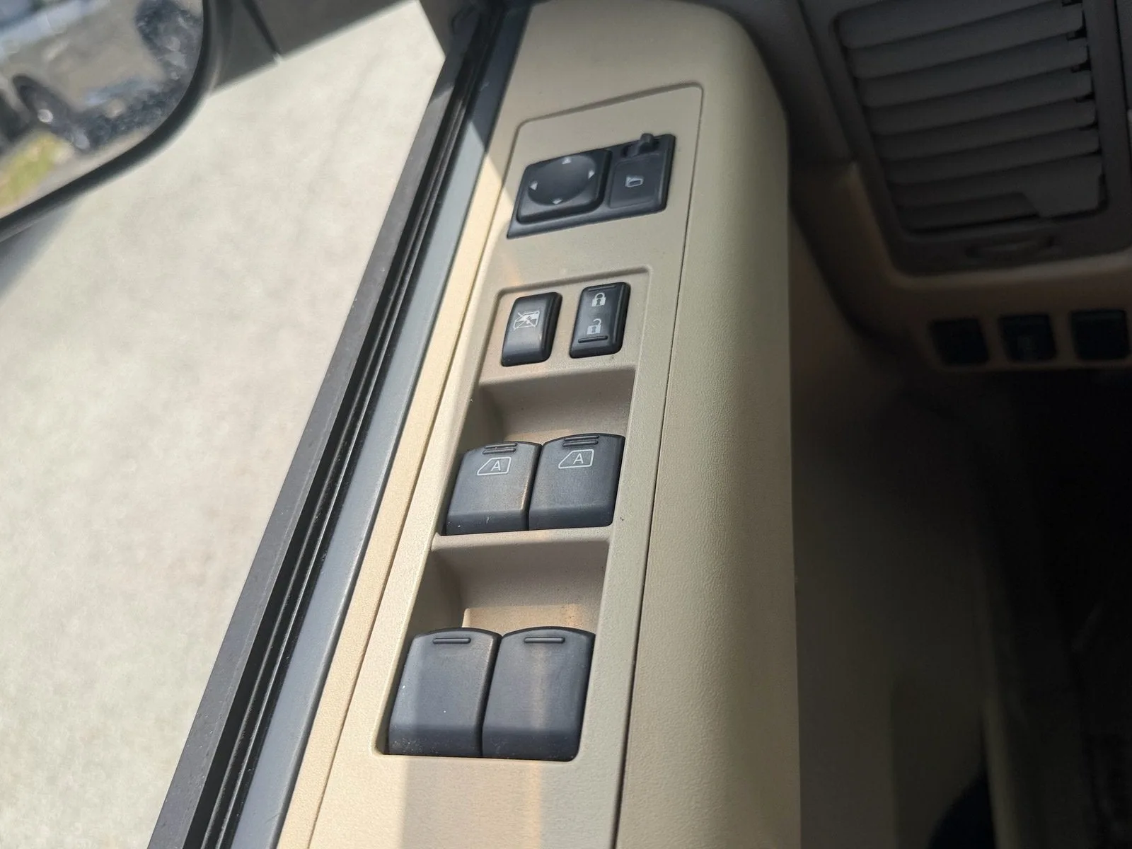 2011 Nissan Titan SV photo 31