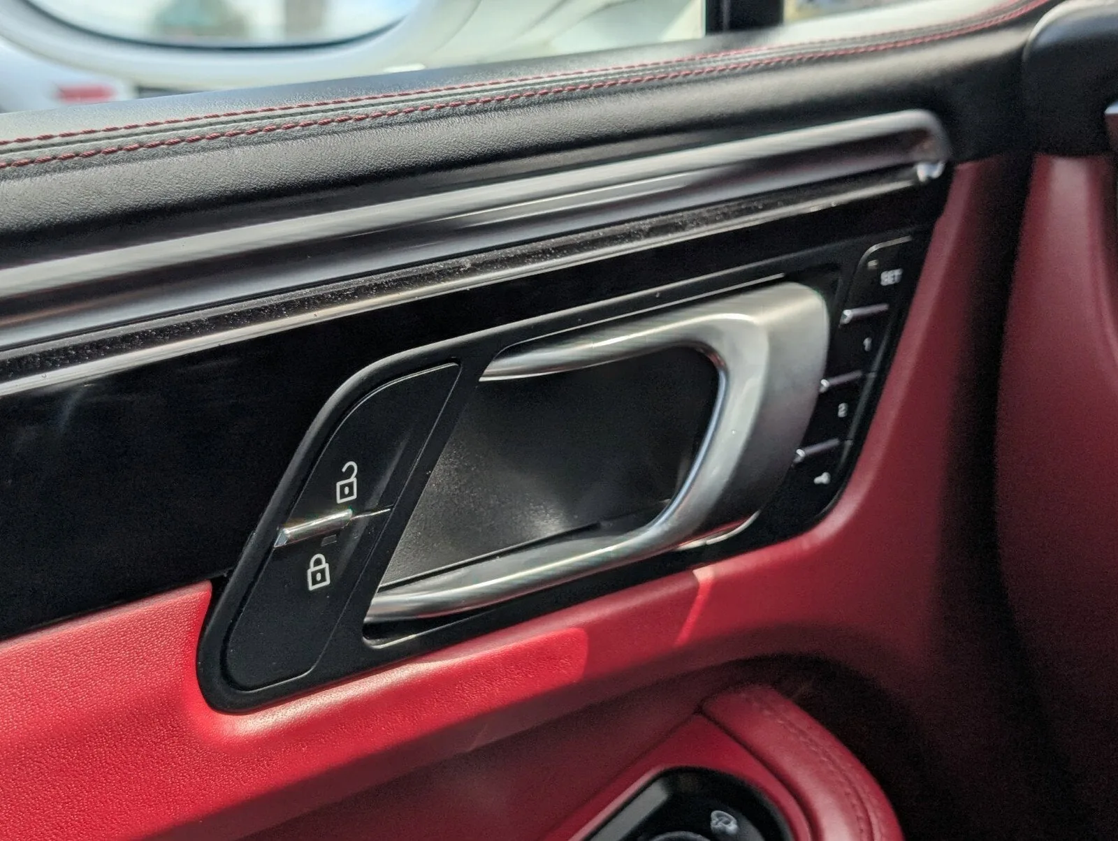 2023 Porsche Macan T photo 24