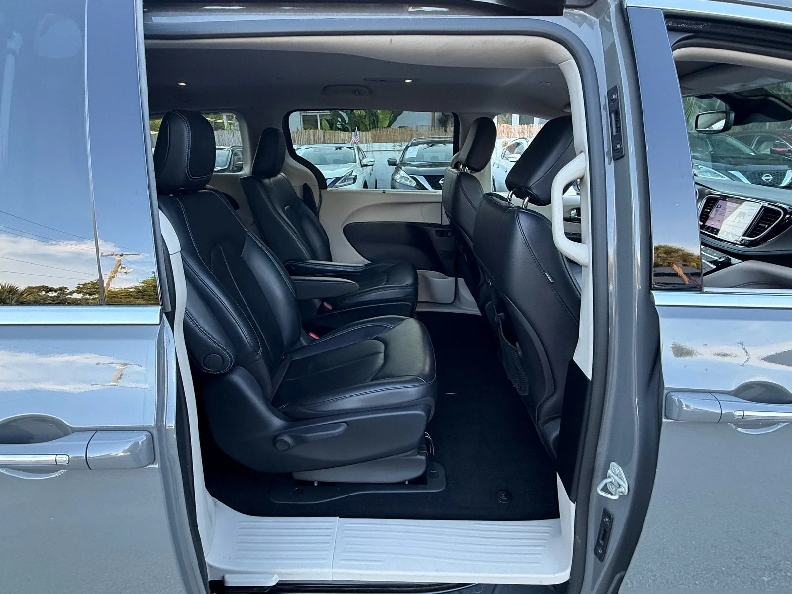 2021 Chrysler Pacifica Hybrid Touring L photo 18