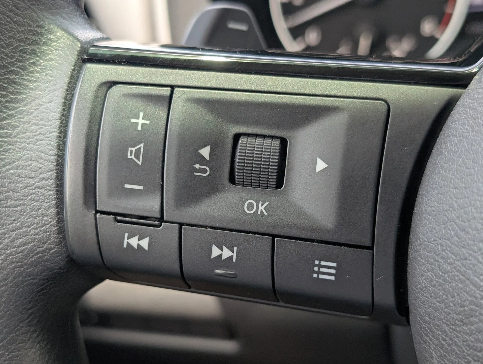 2022 Nissan Rogue SV photo 26