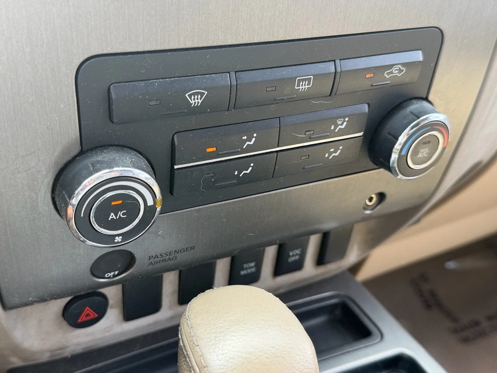 2011 Nissan Titan SV photo 22