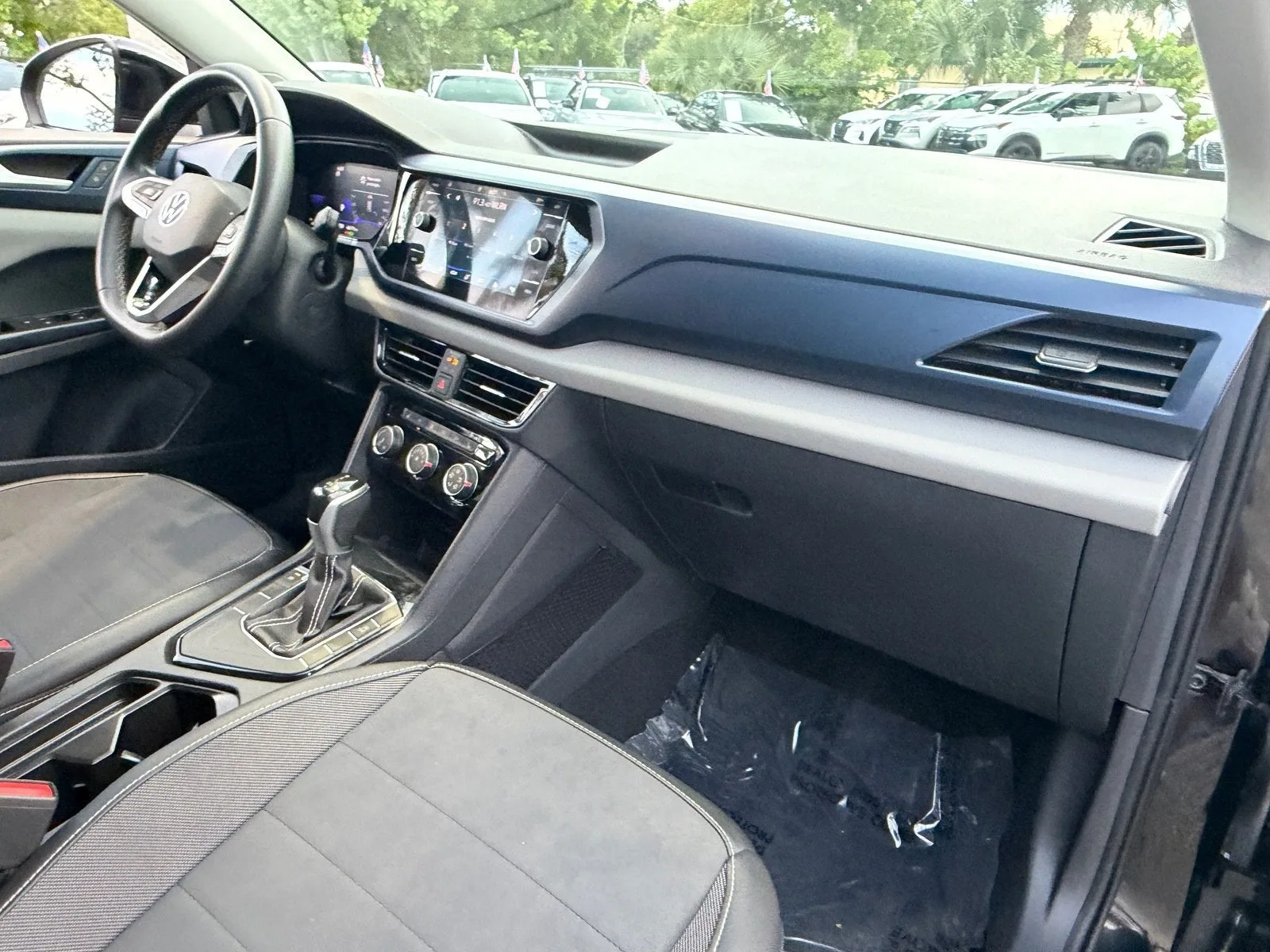 2023 Volkswagen Taos SE photo 18