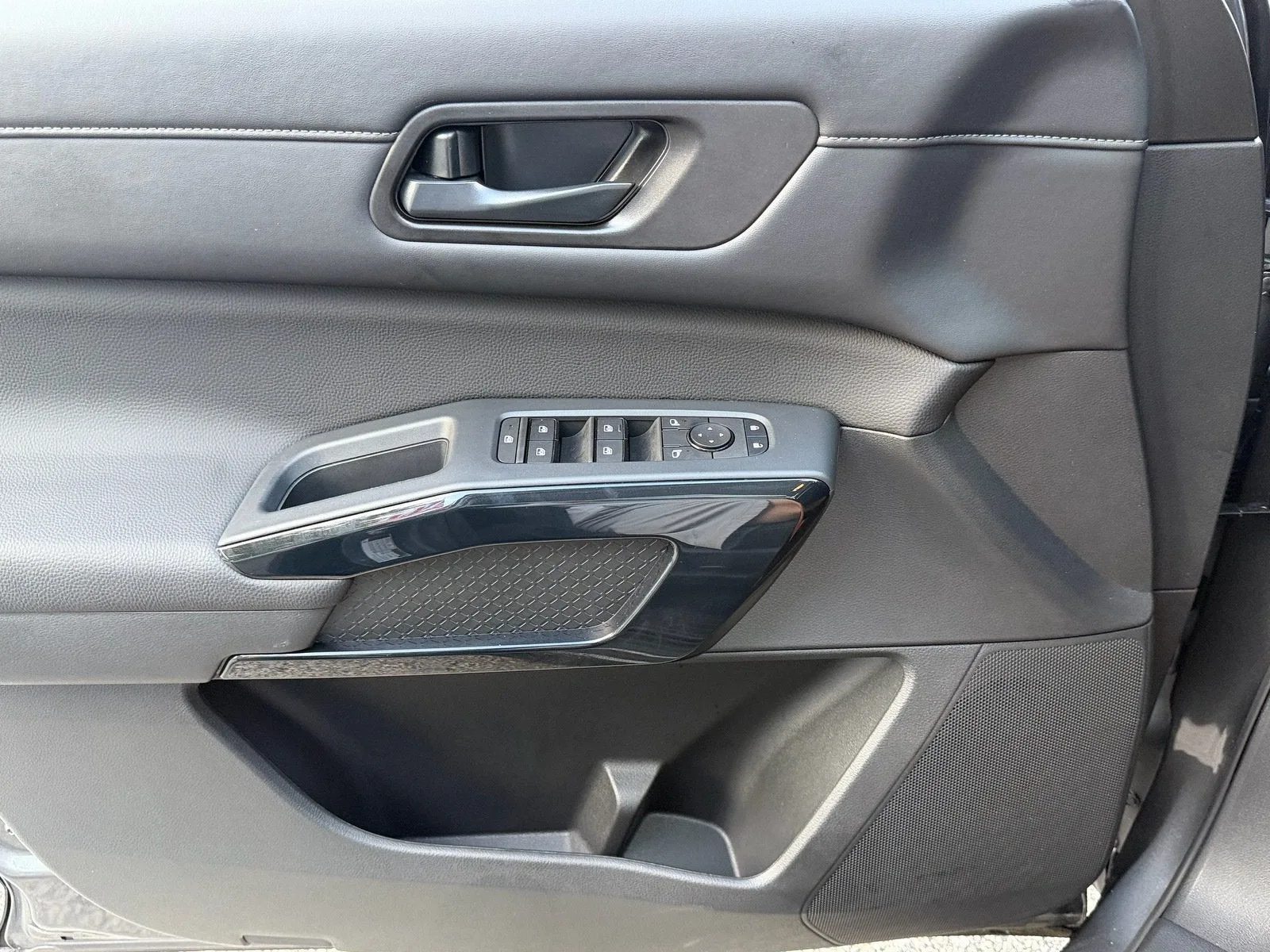 2025 Nissan Pathfinder SV photo 35