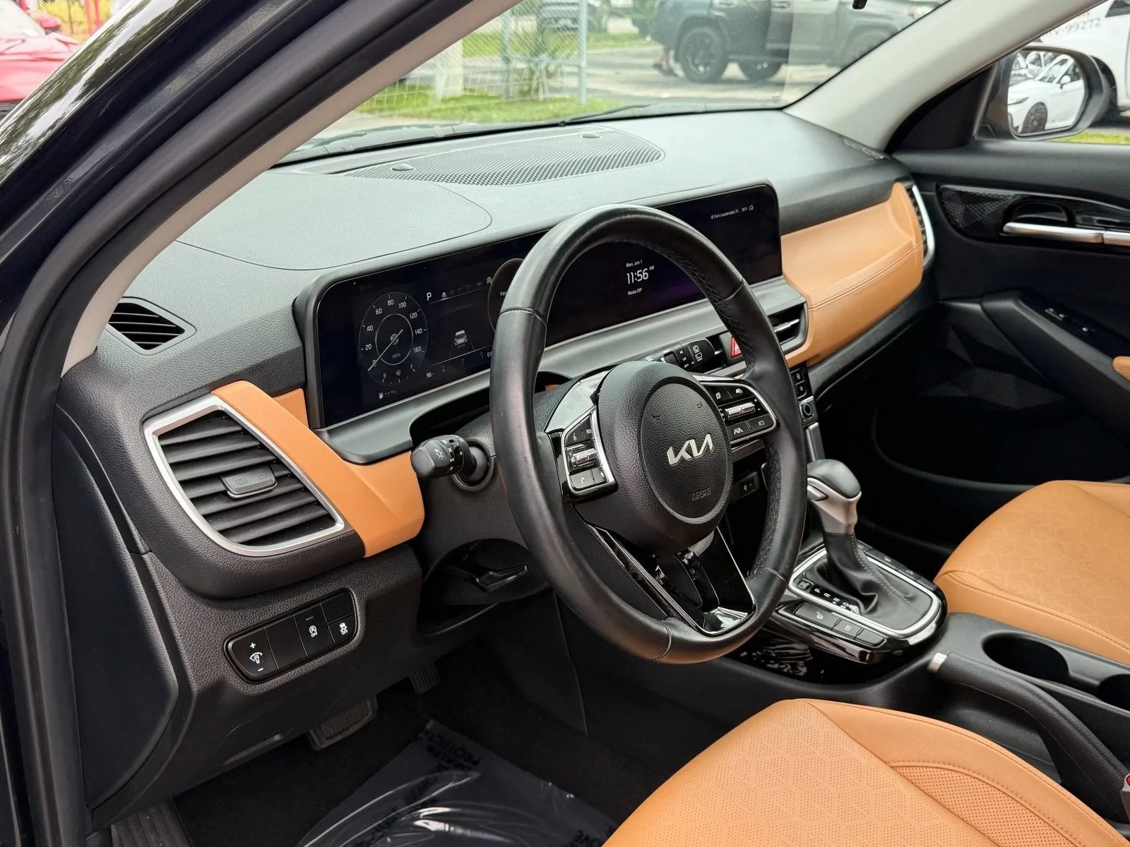2024 Kia Seltos EX photo 12