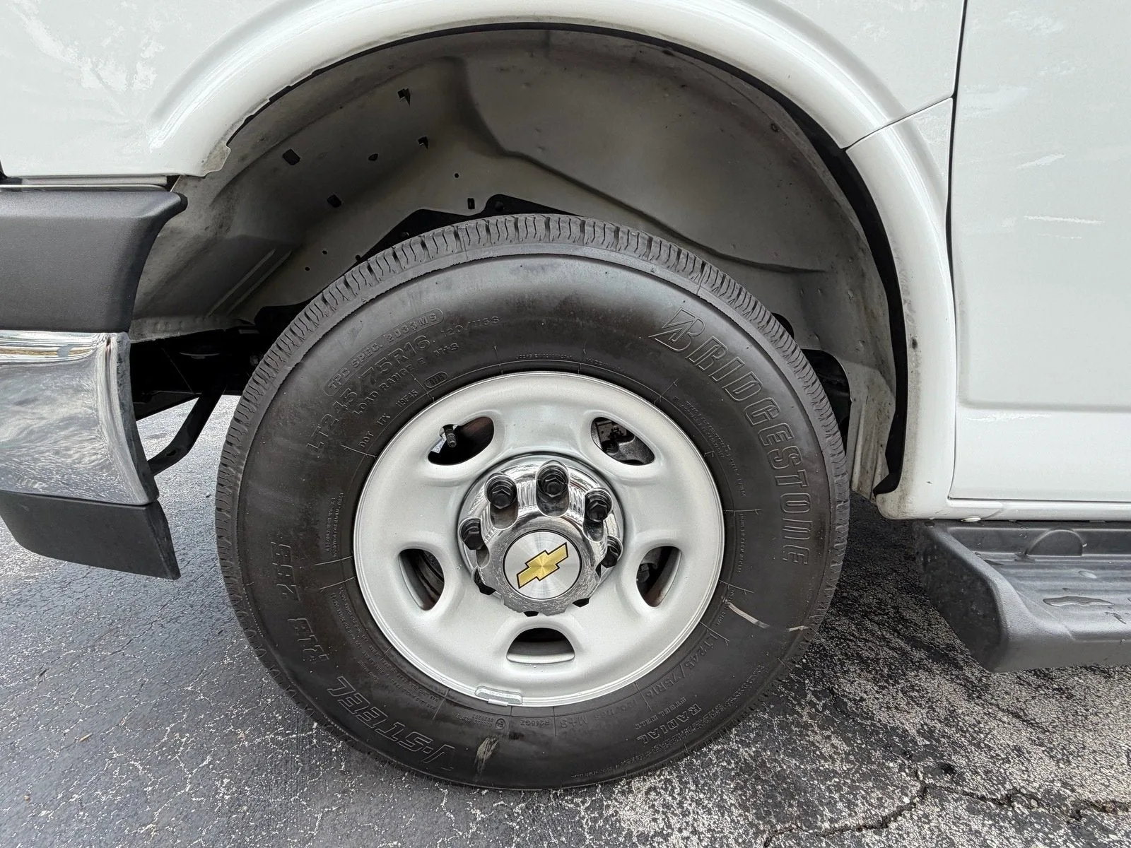 2025 Chevrolet Express Passenger LT photo 7