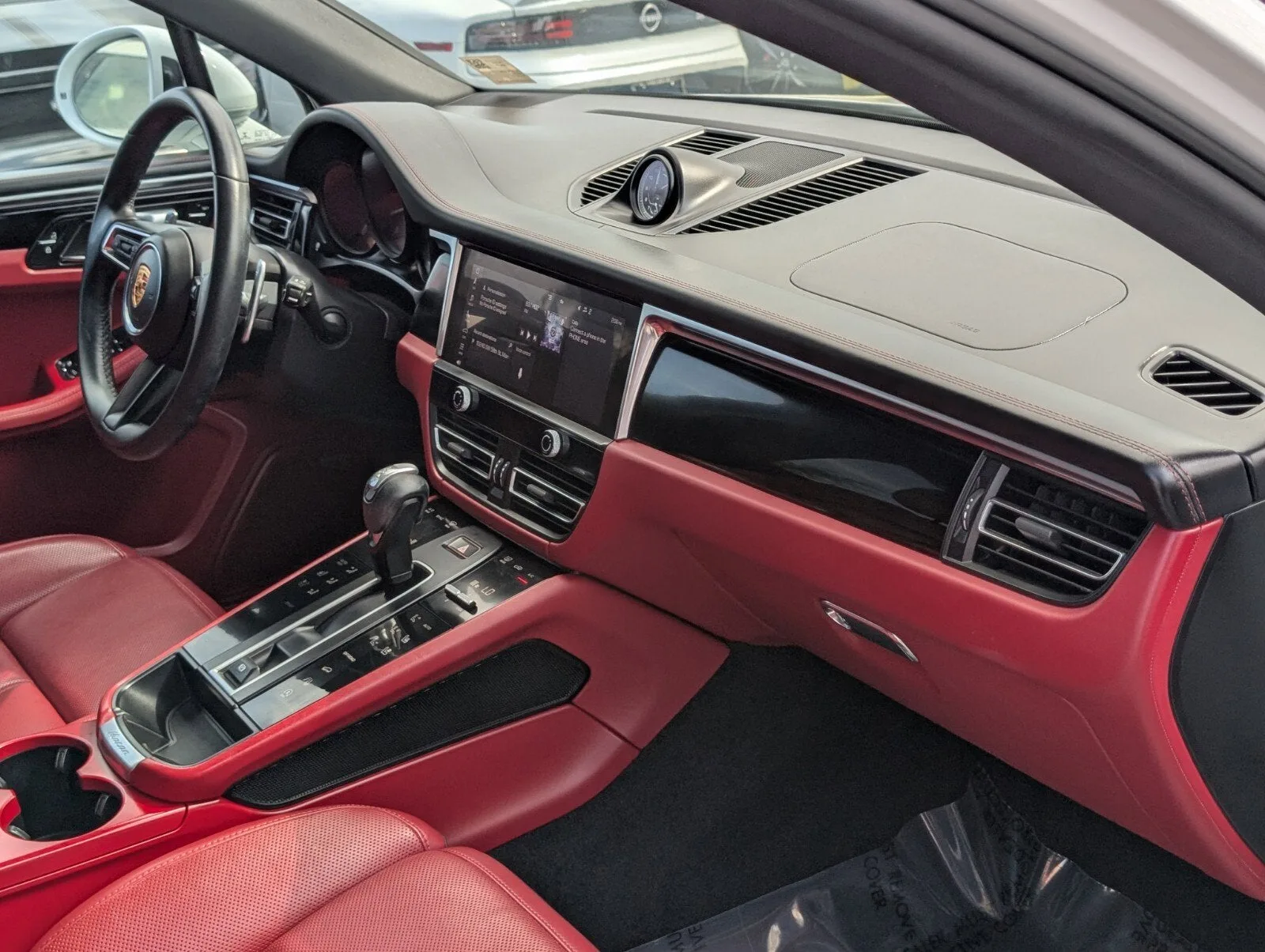 2023 Porsche Macan T photo 14