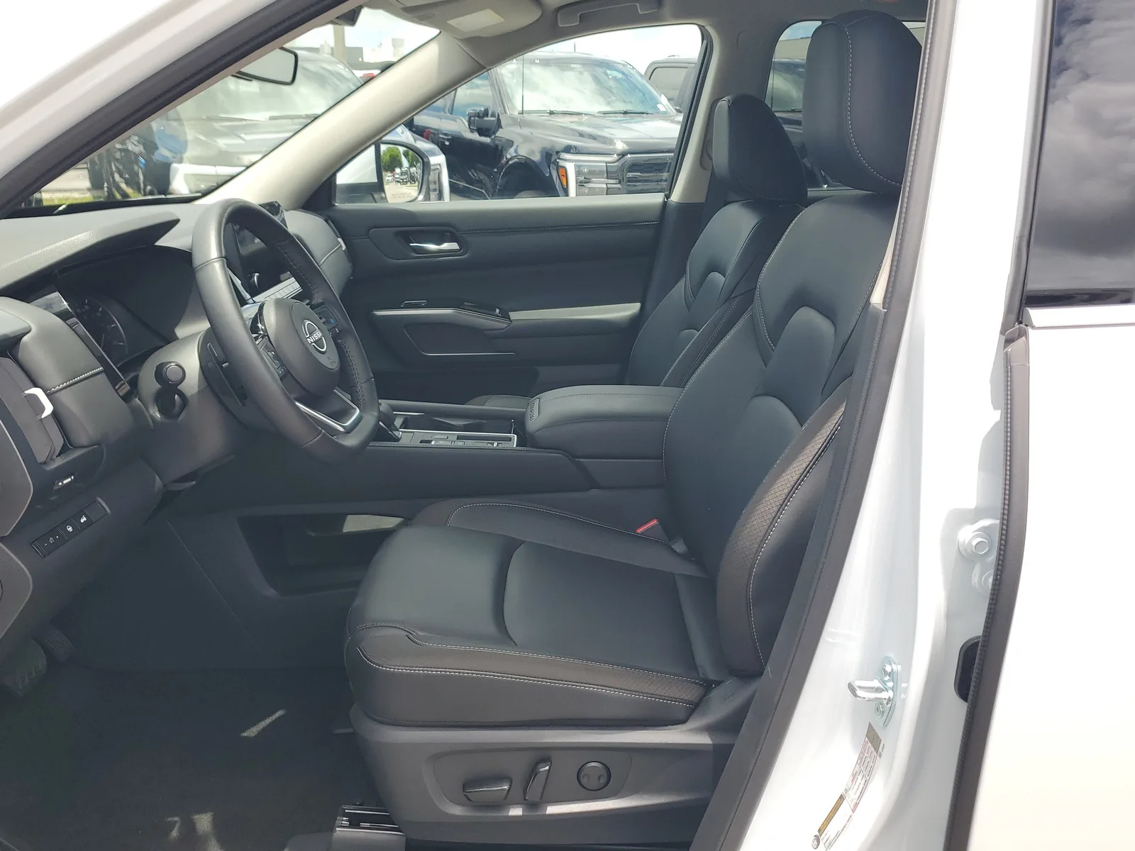 2025 Nissan Pathfinder SL photo 11