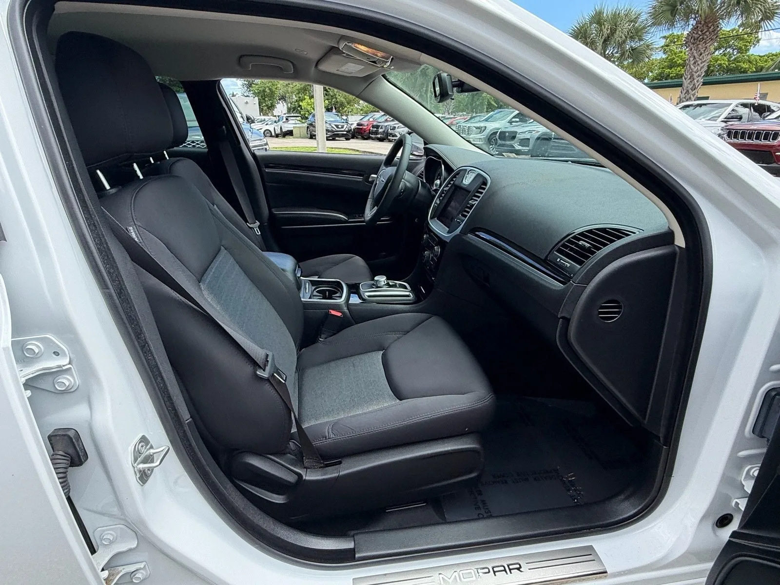 2023 Chrysler 300 Touring photo 17