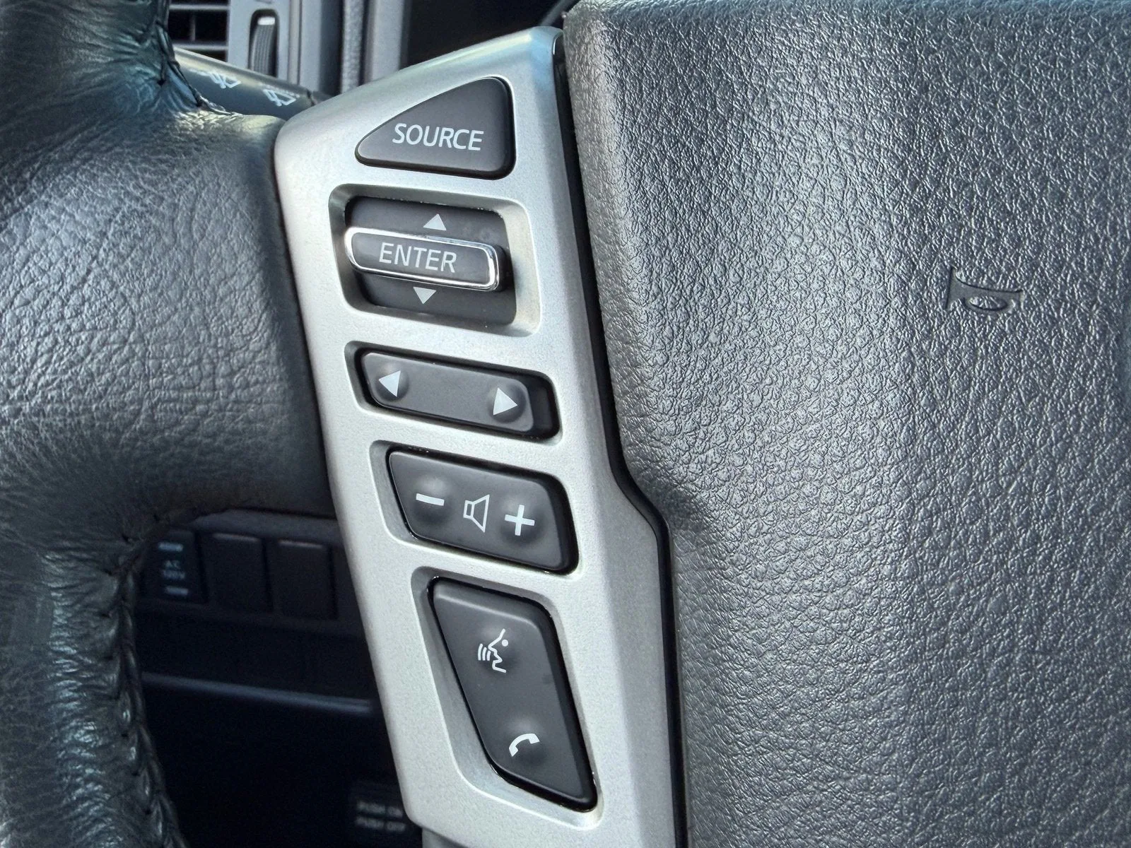 2024 Nissan Titan XD Crew Cab SV photo 32
