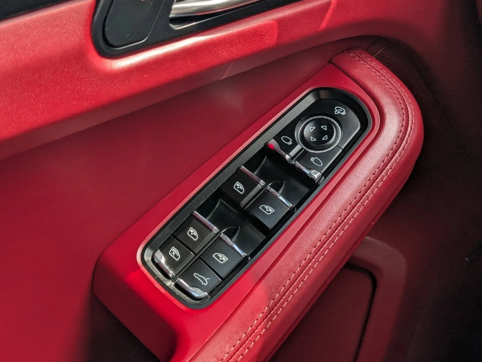 2023 Porsche Macan T photo 23