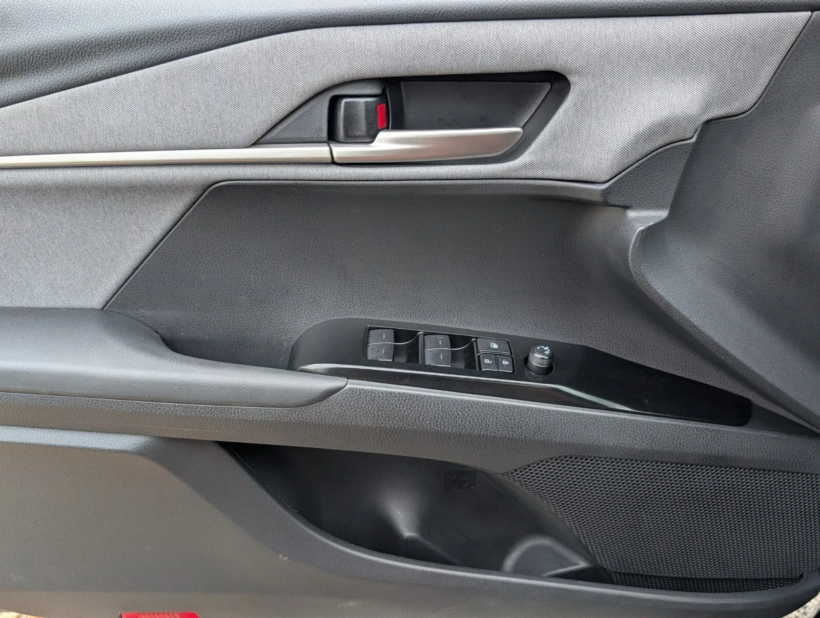 2025 Toyota Camry LE photo 32