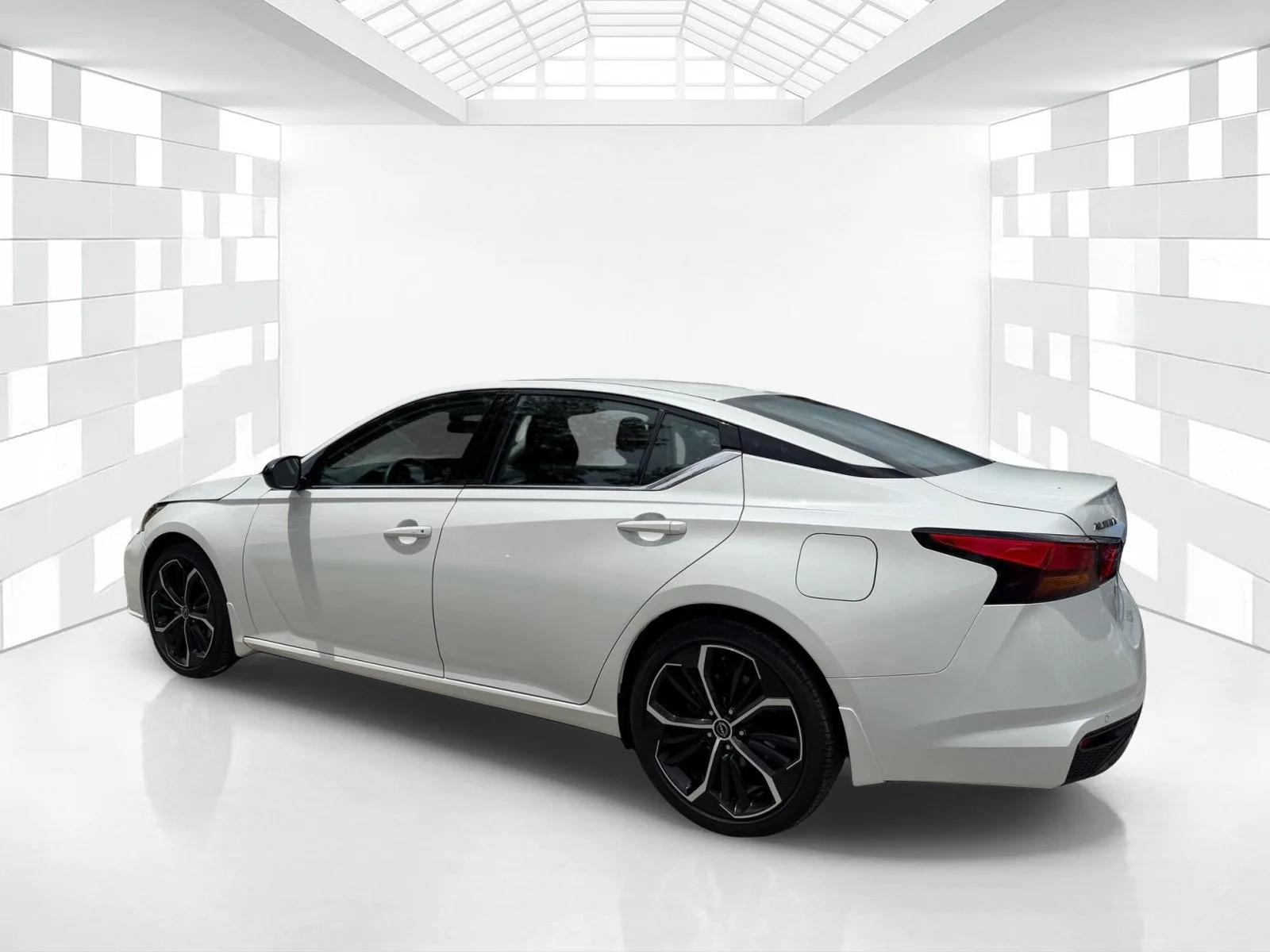 2025 Nissan Altima SR photo 5