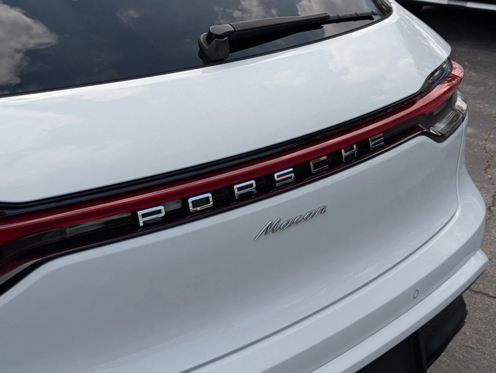 2023 Porsche Macan T photo 10