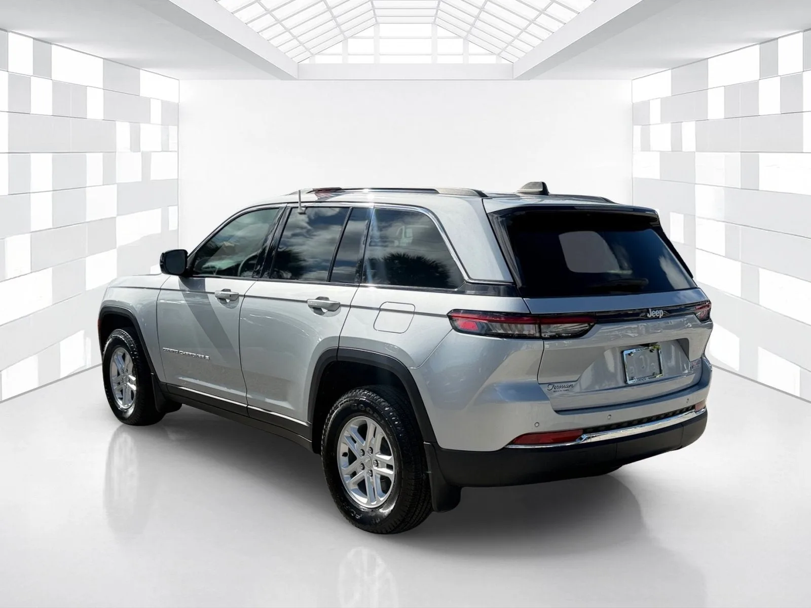 2025 Jeep Grand Cherokee Laredo photo 5
