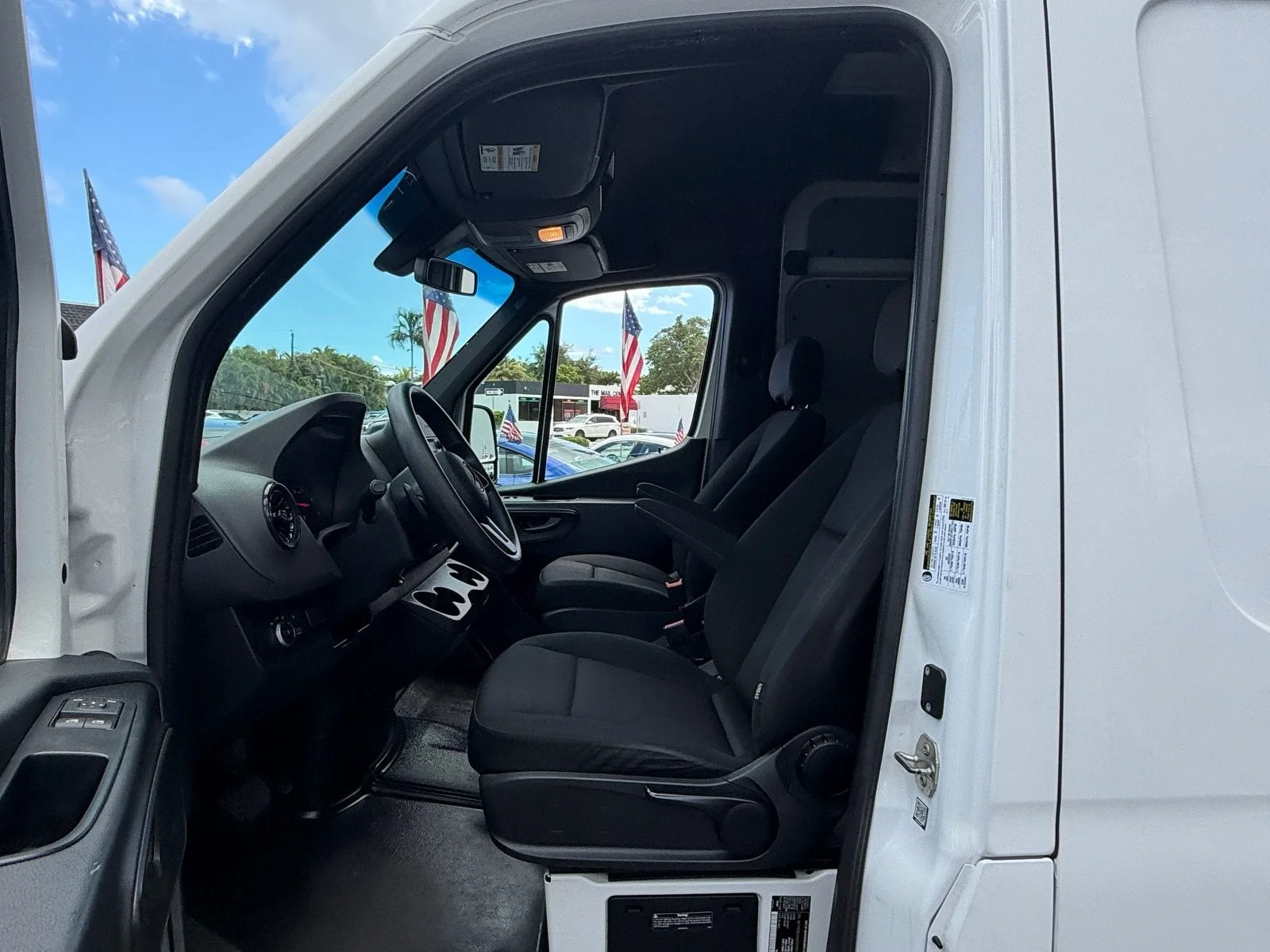 2022 Mercedes-Benz Sprinter Cargo Van Cargo 144 WB photo 9