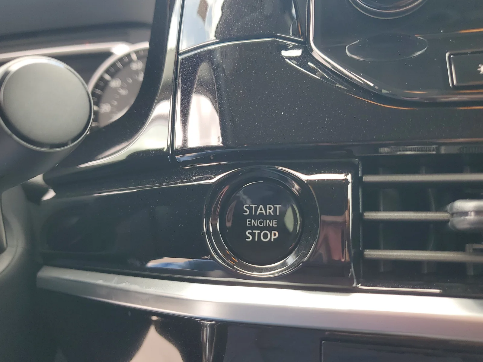 2025 Nissan Pathfinder SL photo 25