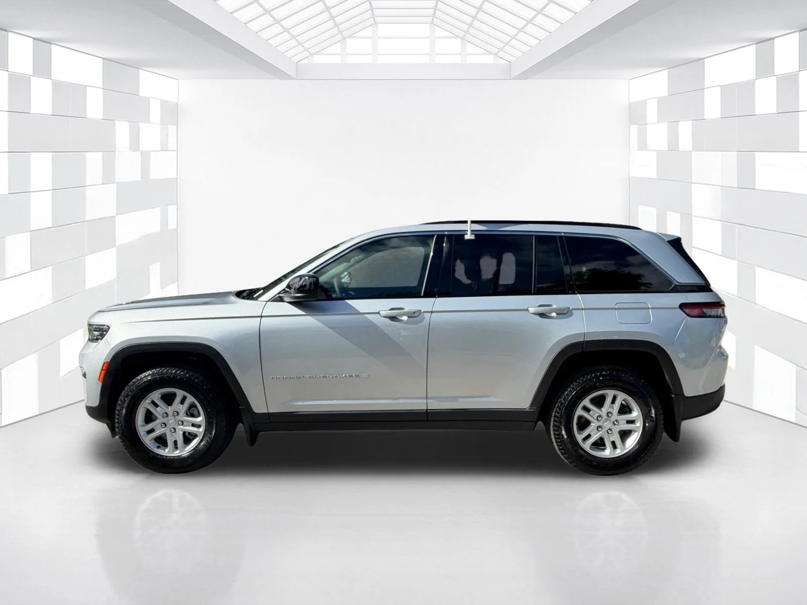 2025 Jeep Grand Cherokee Laredo photo 4