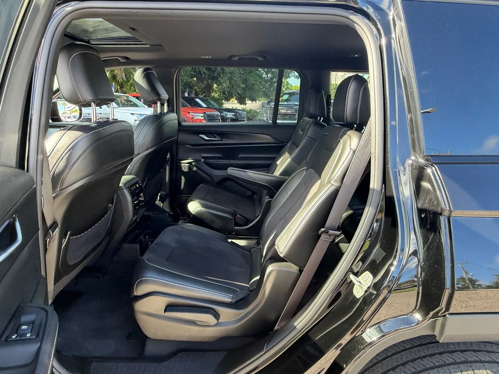 2023 Jeep Grand Cherokee L Altitude photo 11
