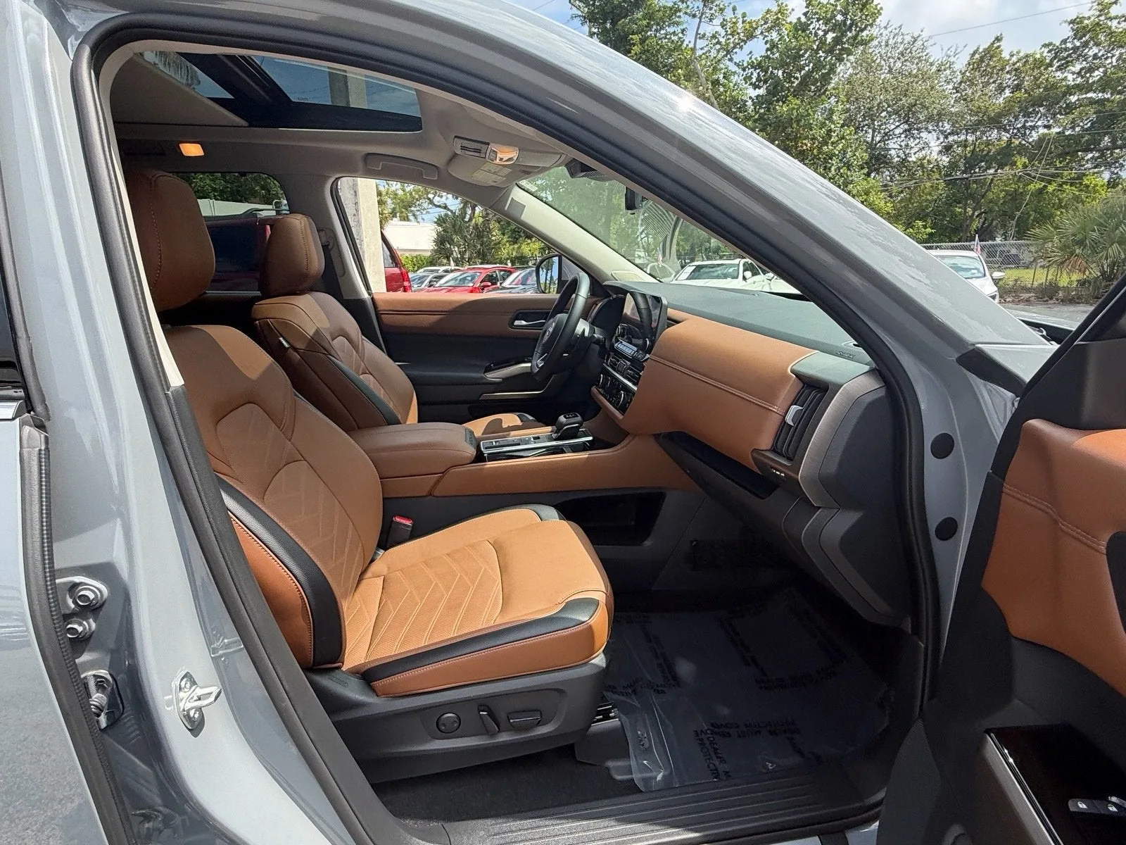 2025 Nissan Pathfinder Platinum photo 19
