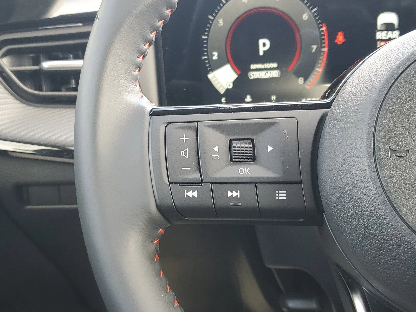 2025 Nissan Kicks SR photo 18