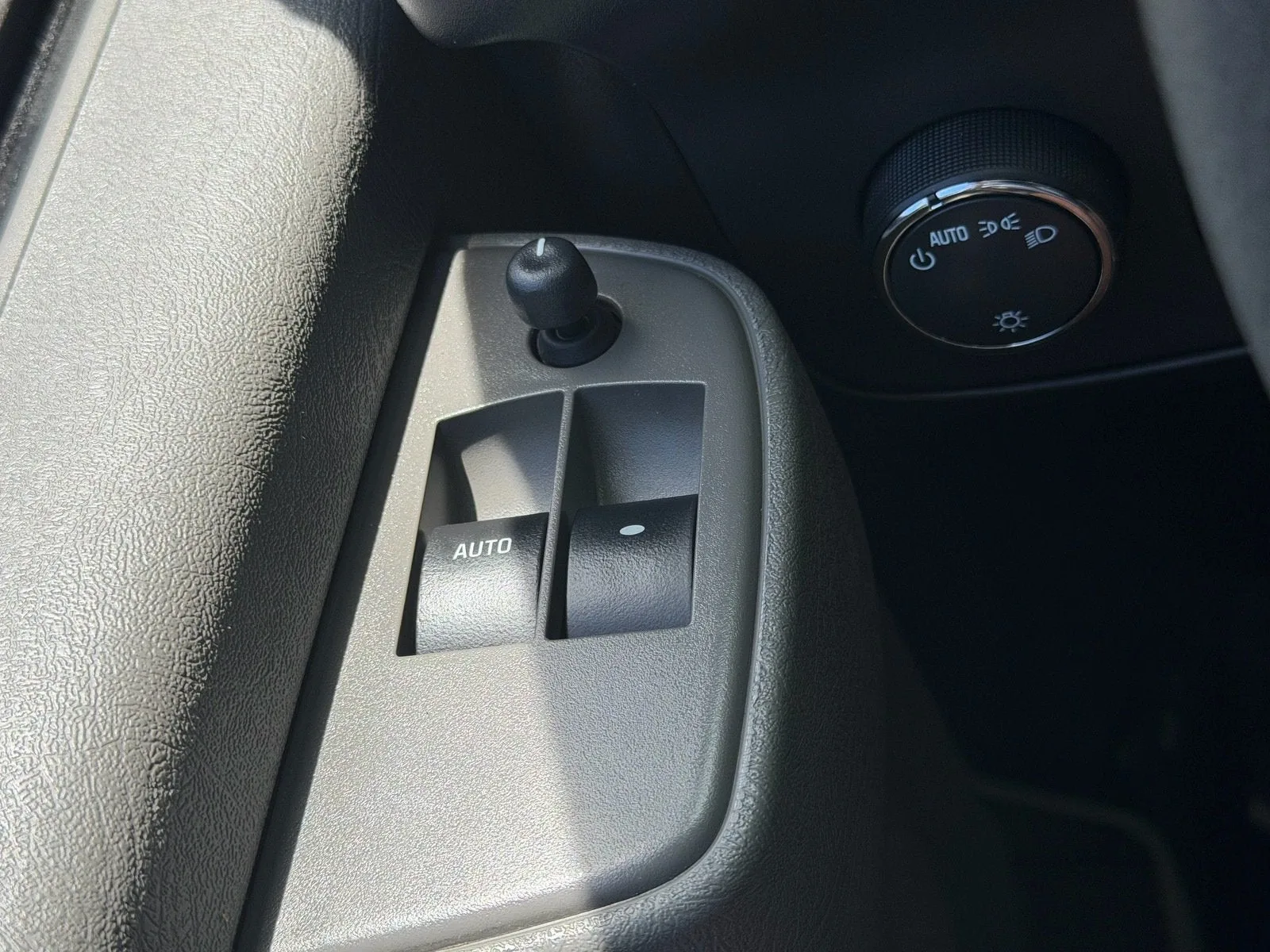 2024 Chevrolet Express Passenger LT photo 27