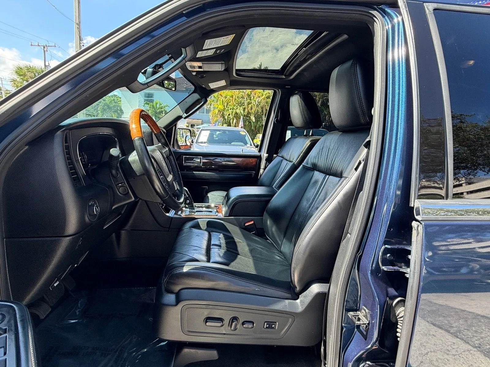 2017 Lincoln Navigator L Select photo 9