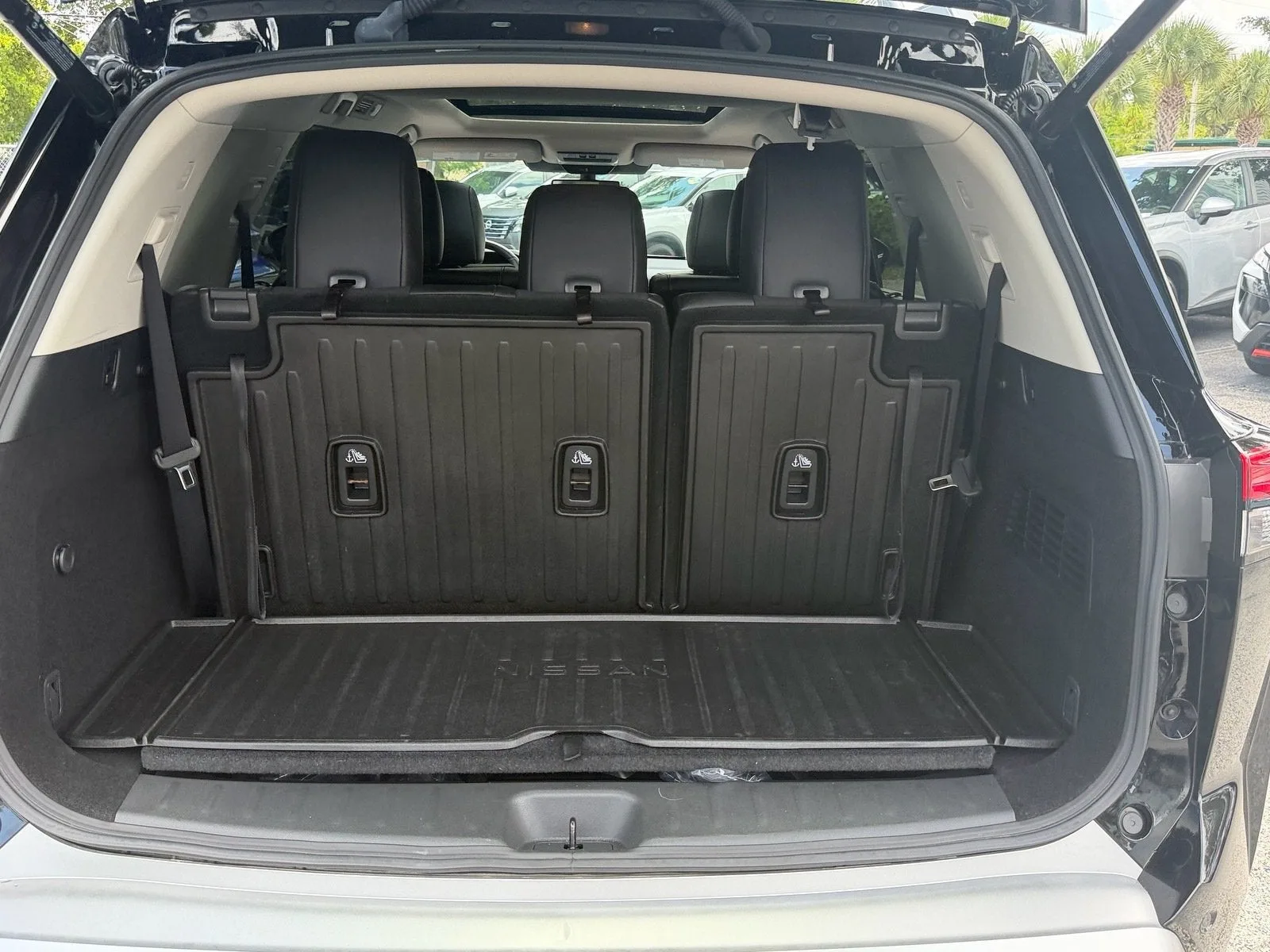 2025 Nissan Pathfinder Platinum photo 16