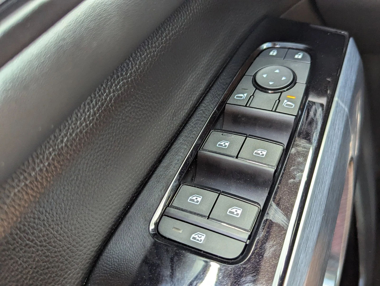 2025 Nissan Pathfinder SL photo 33