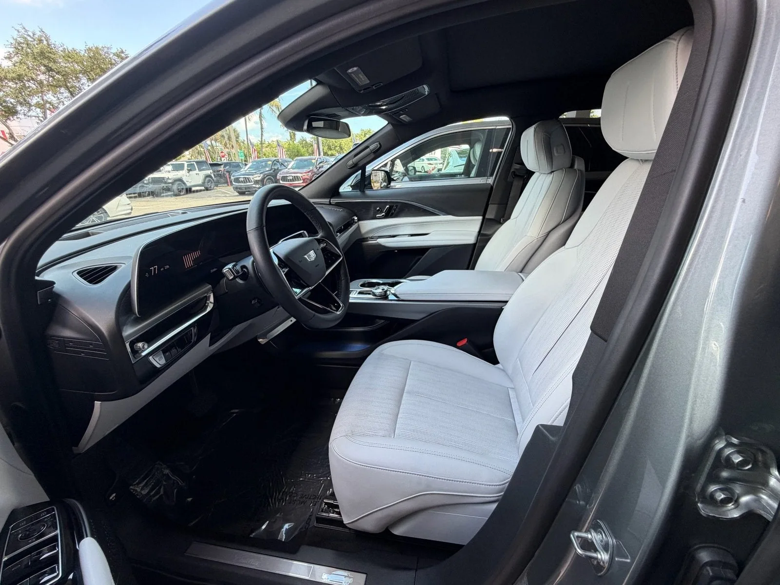 2024 Cadillac LYRIQ Luxury photo 8