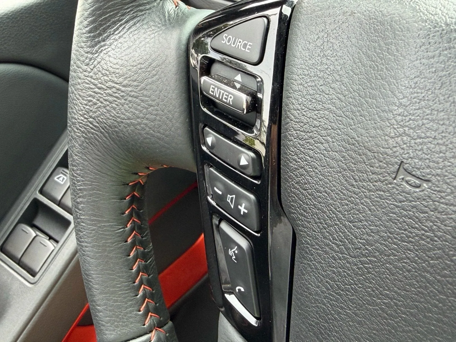 2025 Nissan Frontier Crew Cab PRO-X® photo 30