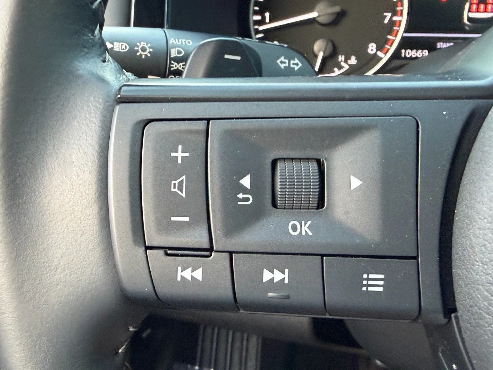 2025 Nissan Pathfinder SV photo 31