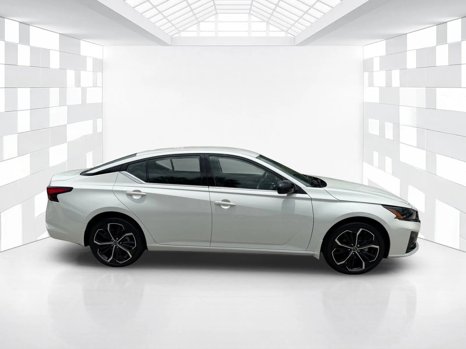 2024 Nissan Altima SR photo 8