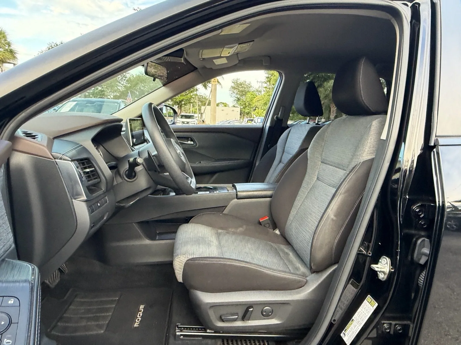2023 Nissan Rogue SV photo 9