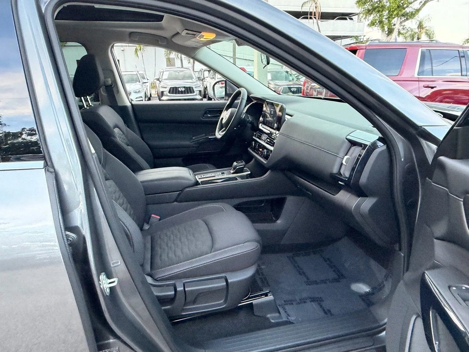 2025 Nissan Pathfinder SV photo 19