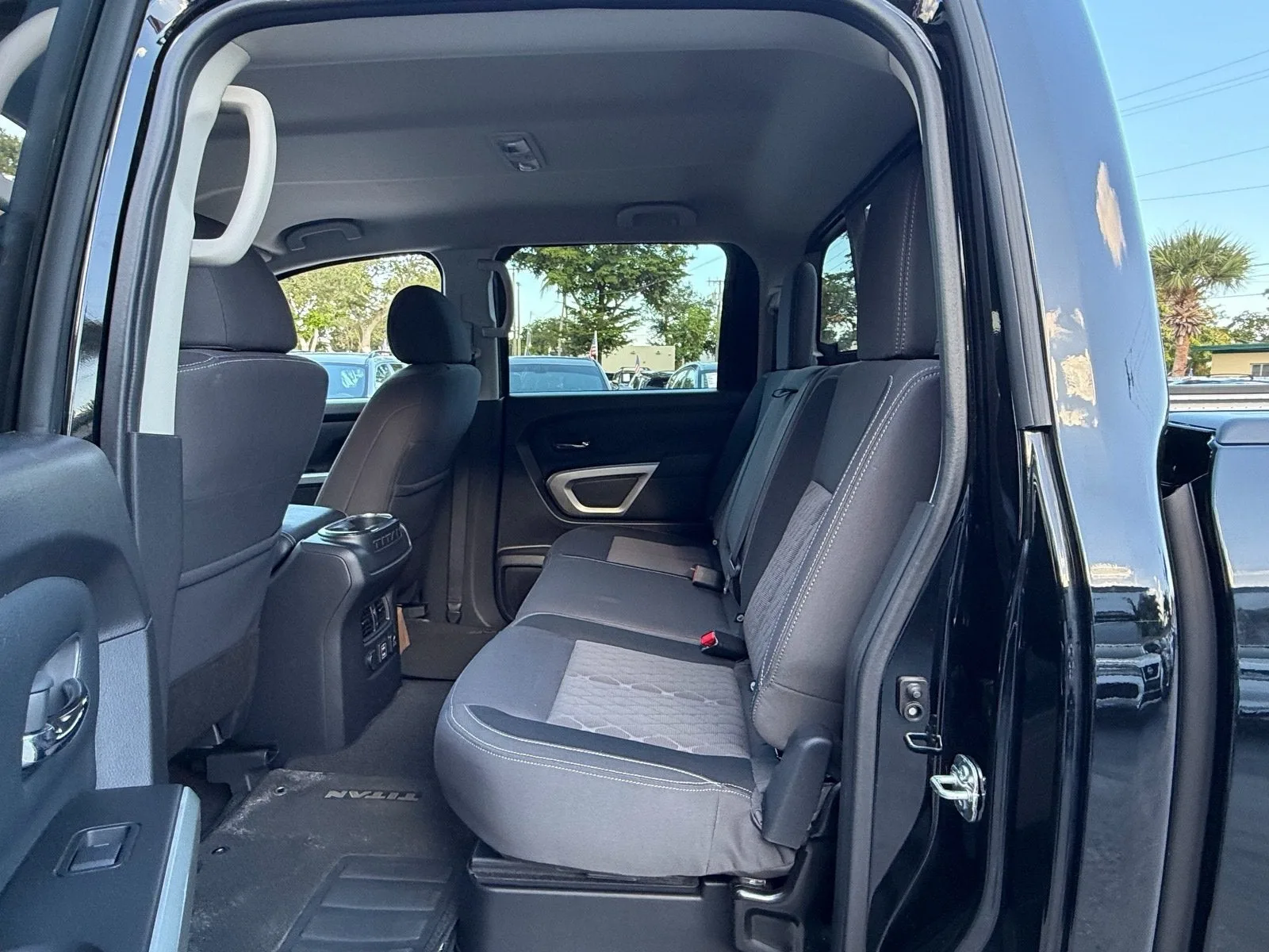 2024 Nissan Titan XD Crew Cab SV photo 11